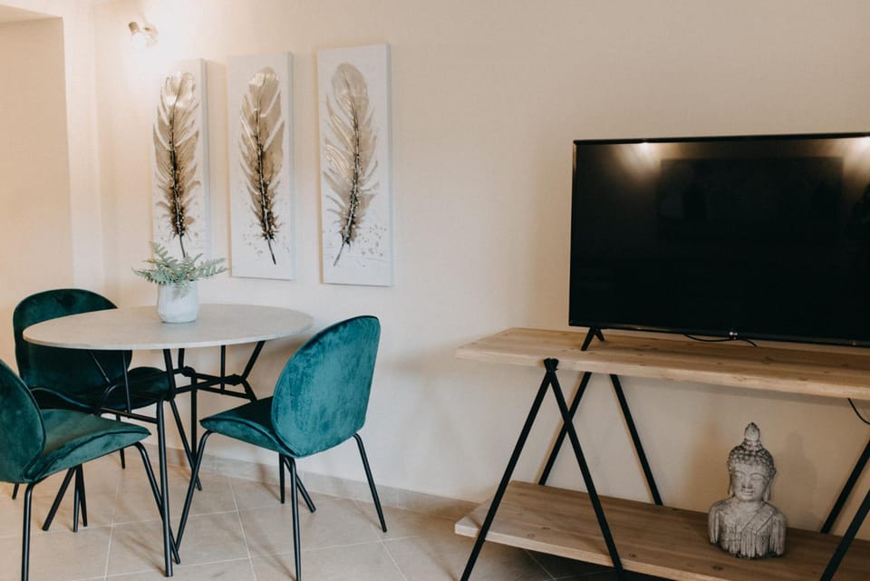 TV and multimedia, Seating area