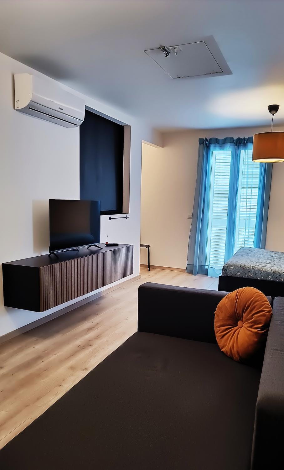 Bed, TV and multimedia, Living room, Bedroom, air conditioner