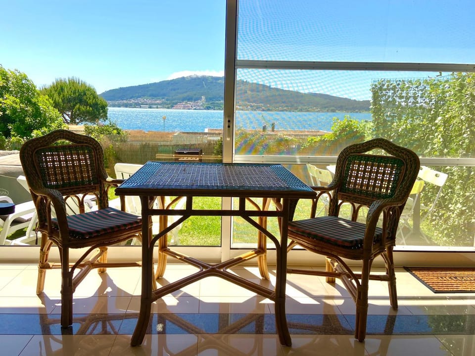 Natural landscape, View (from property/room), Balcony/Terrace, Living room, Seating area, Mountain view, River view