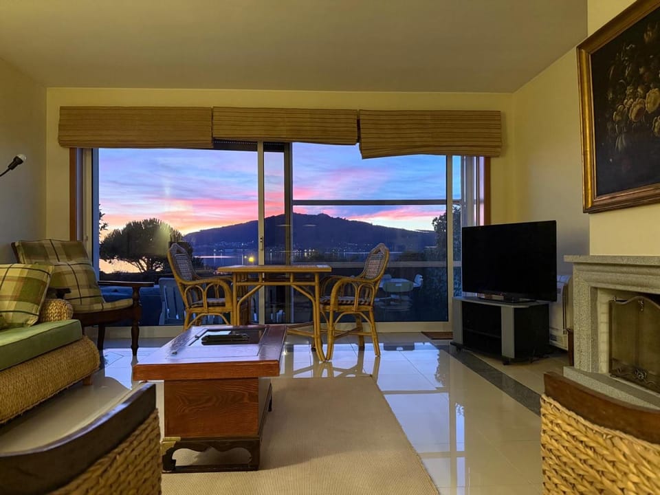 Natural landscape, TV and multimedia, Seating area, Mountain view