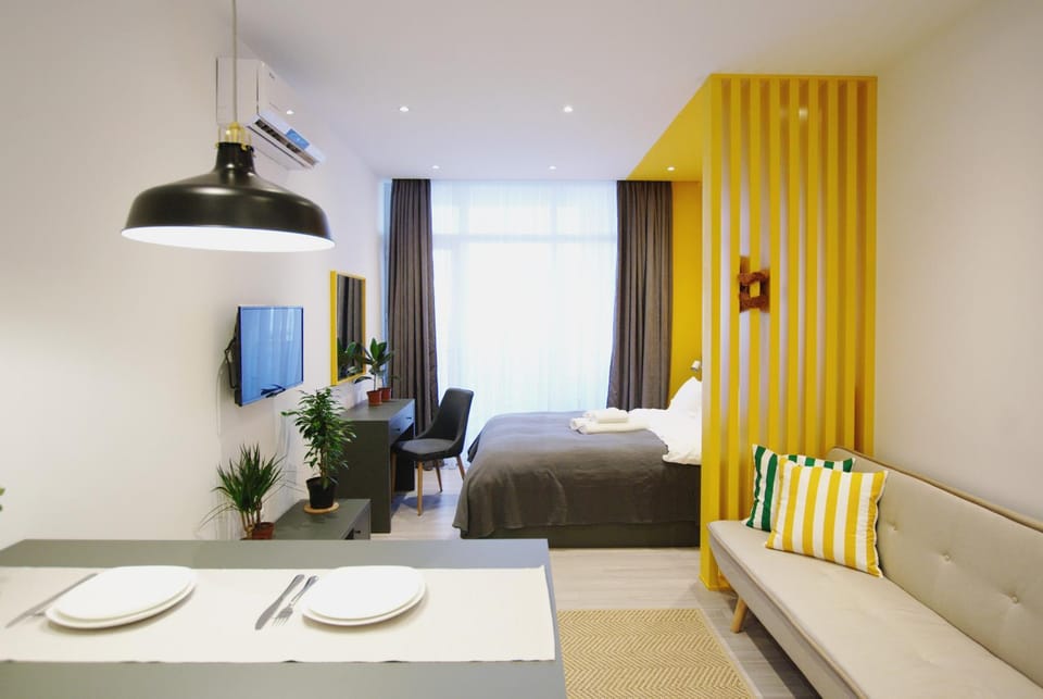 Day, Night, Living room, Photo of the whole room, Seating area, Dining area, Autumn, On site