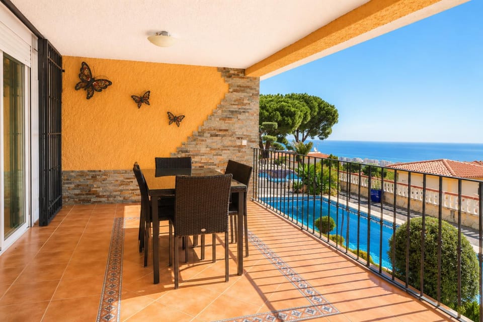 View (from property/room), Balcony/Terrace, Dining area, Sea view