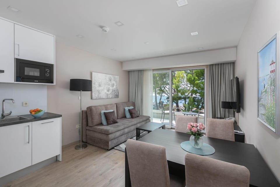 Balcony/Terrace, Kitchen or kitchenette, Living room, Seating area, Dining area