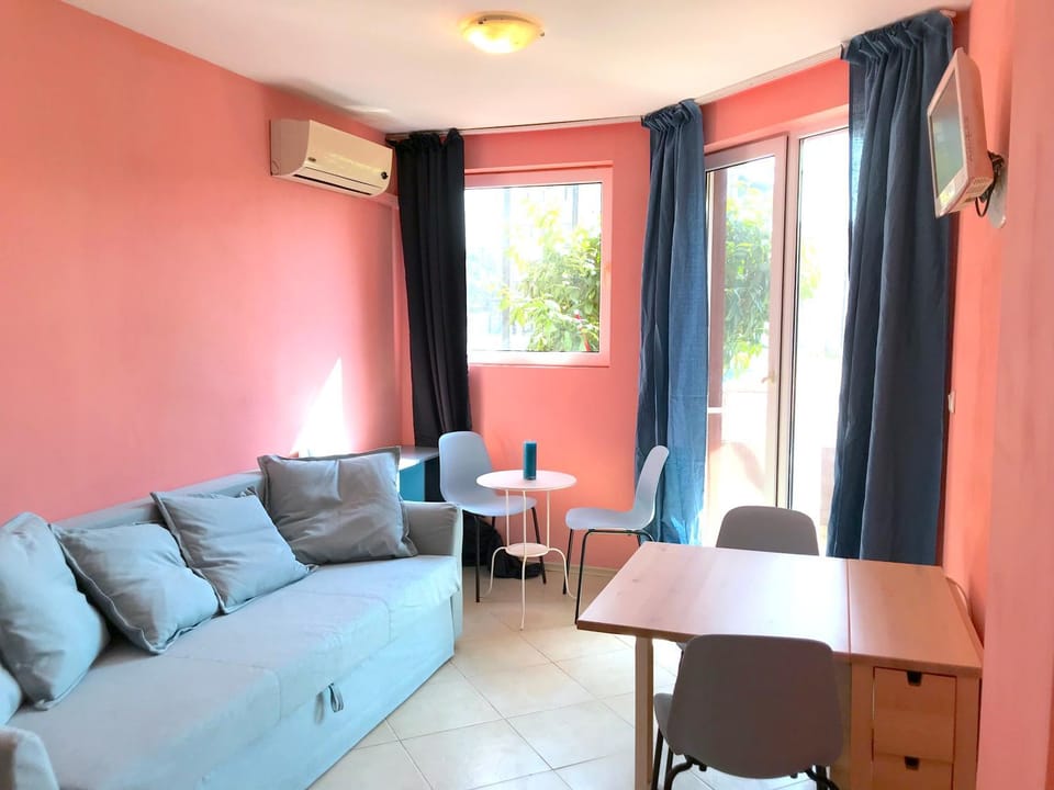 Bed, TV and multimedia, Living room, Seating area, Dining area, On site, Pool view