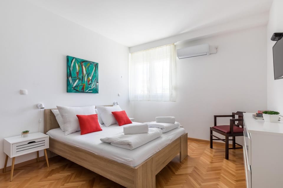 Bed, TV and multimedia, Photo of the whole room, Bedroom, towels, air conditioner