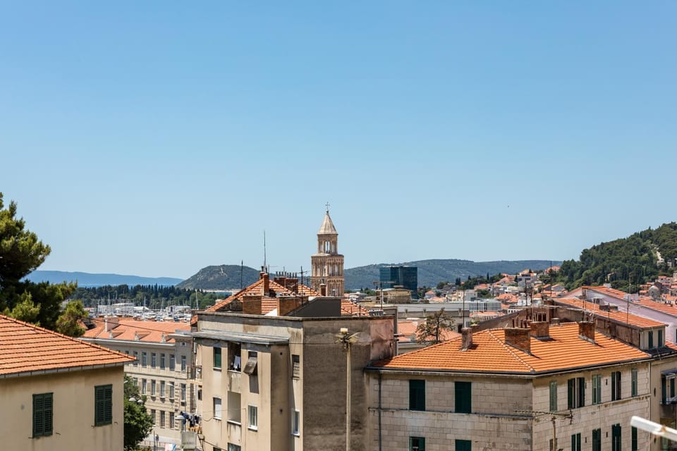Property building, Nearby landmark, Day, City view, Landmark view, Location