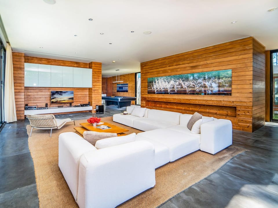 Billiard, TV and multimedia, Living room, Seating area