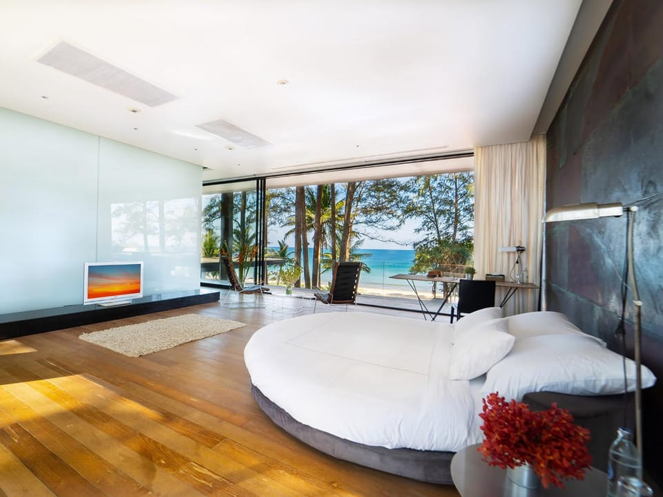 Bed, TV and multimedia, View (from property/room), Bedroom