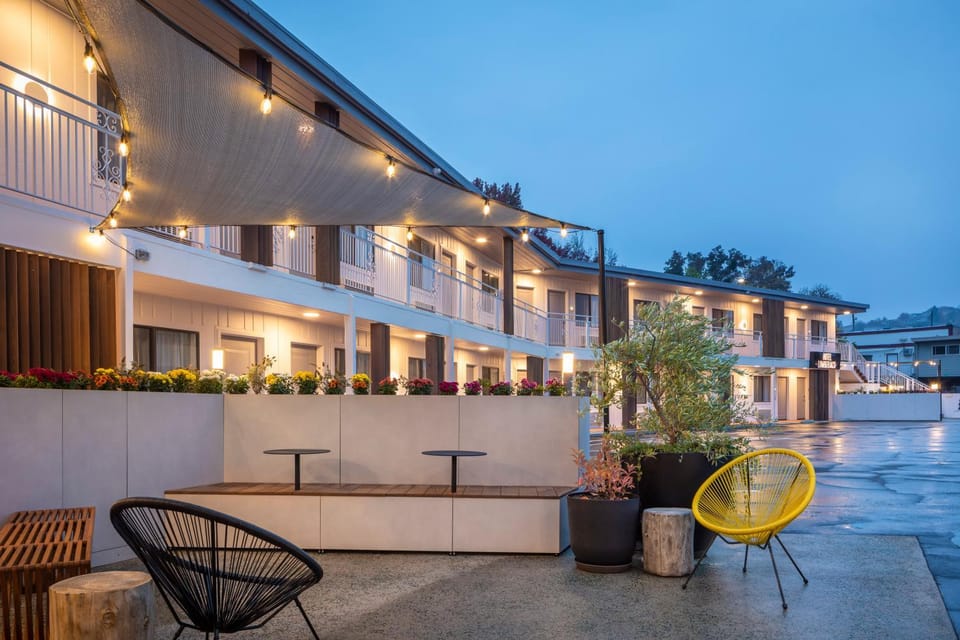 Property building, Seating area, Parking