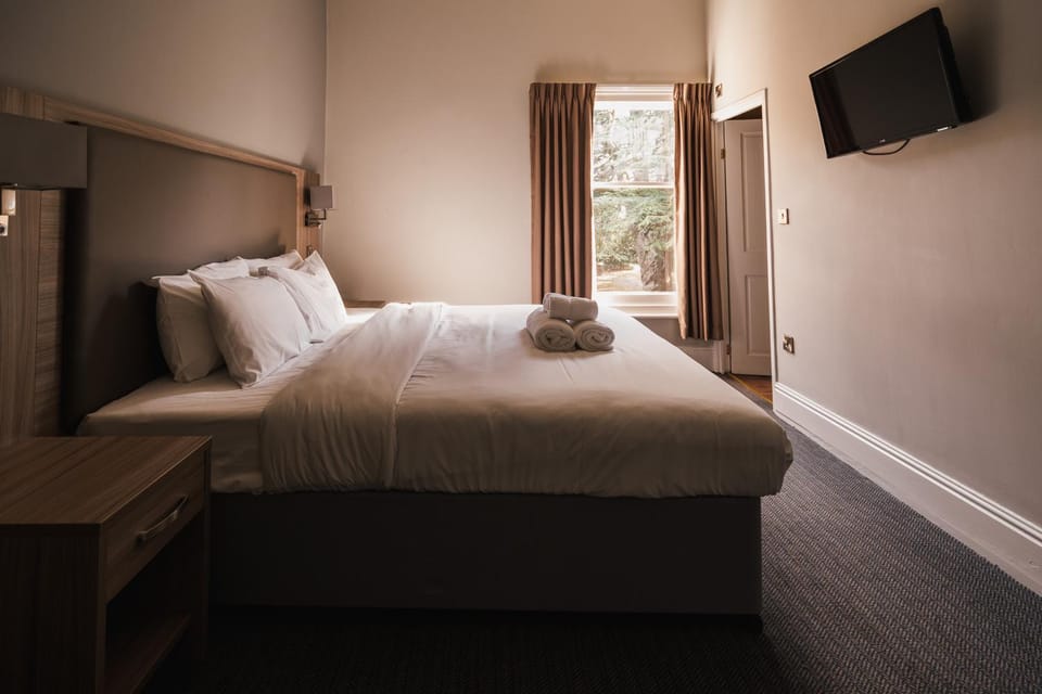 Bed, TV and multimedia, Photo of the whole room, Bedroom