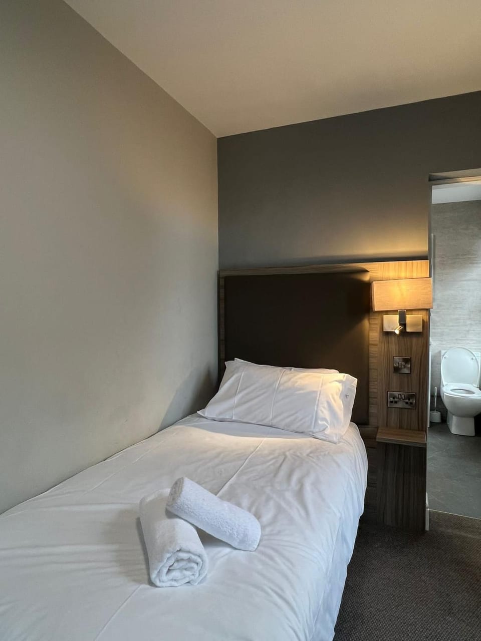 Bed, Photo of the whole room, Bedroom, towels