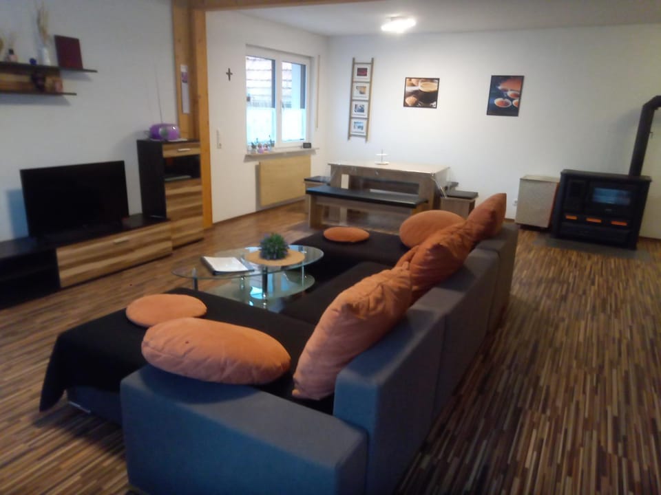 Communal lounge/ TV room, TV and multimedia, Living room, Seating area, Evening entertainment