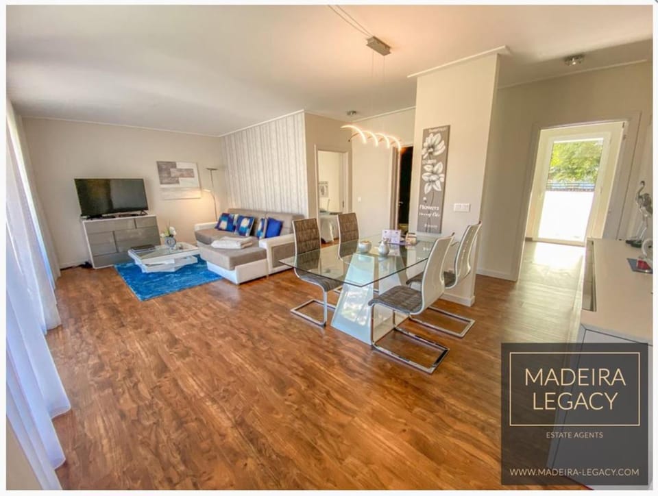Living room, Photo of the whole room, Decorative detail, Decorative detail, Seating area, Dining area, Family, Family