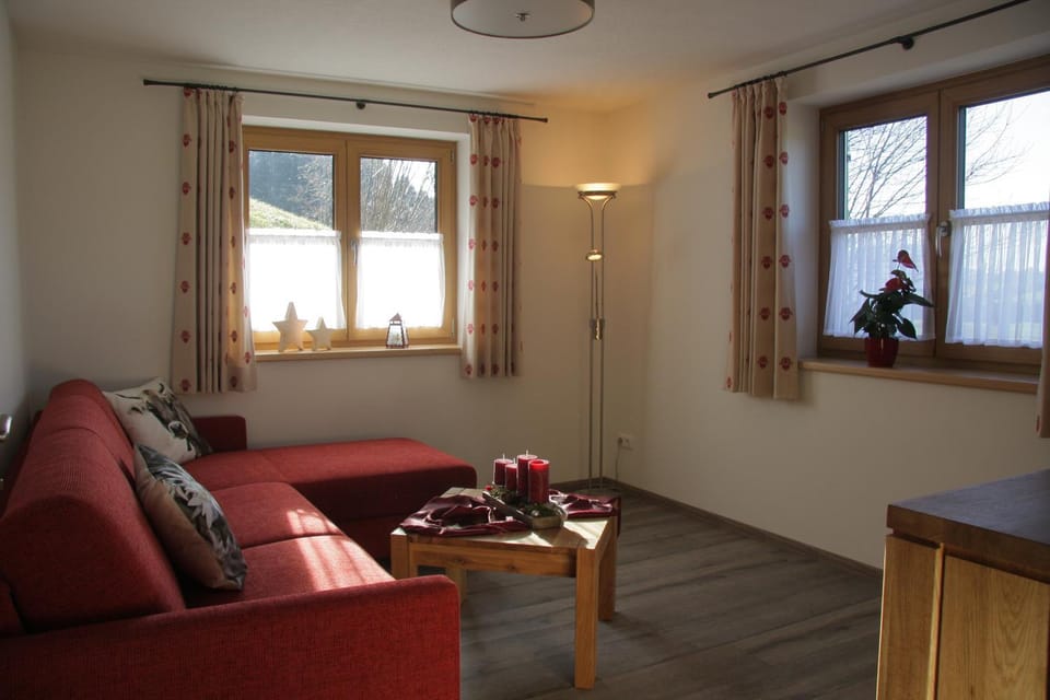 Photo of the whole room, Decorative detail