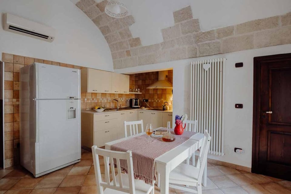Kitchen or kitchenette, Dining area, stove