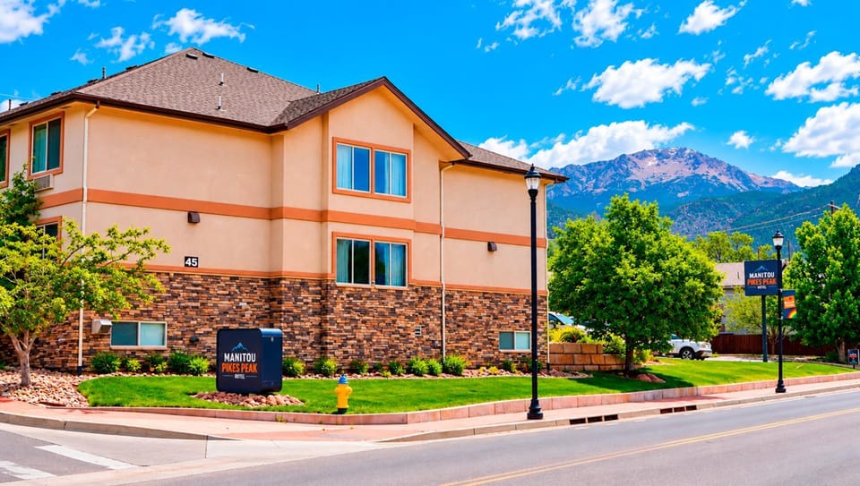 Property building, Nearby landmark, Spring, Day, Neighbourhood, Natural landscape, Mountain view, Street view, Location, Parking