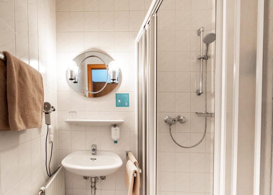 Shower, Bathroom, towels