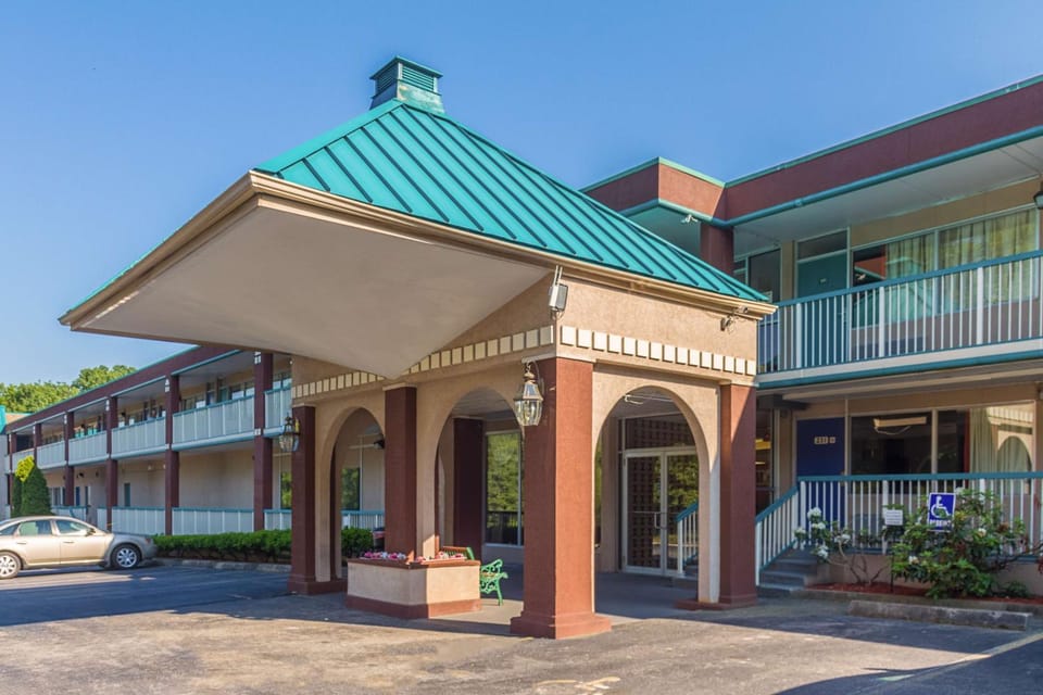 Property building, Facade/entrance, Day, On site, Time of day