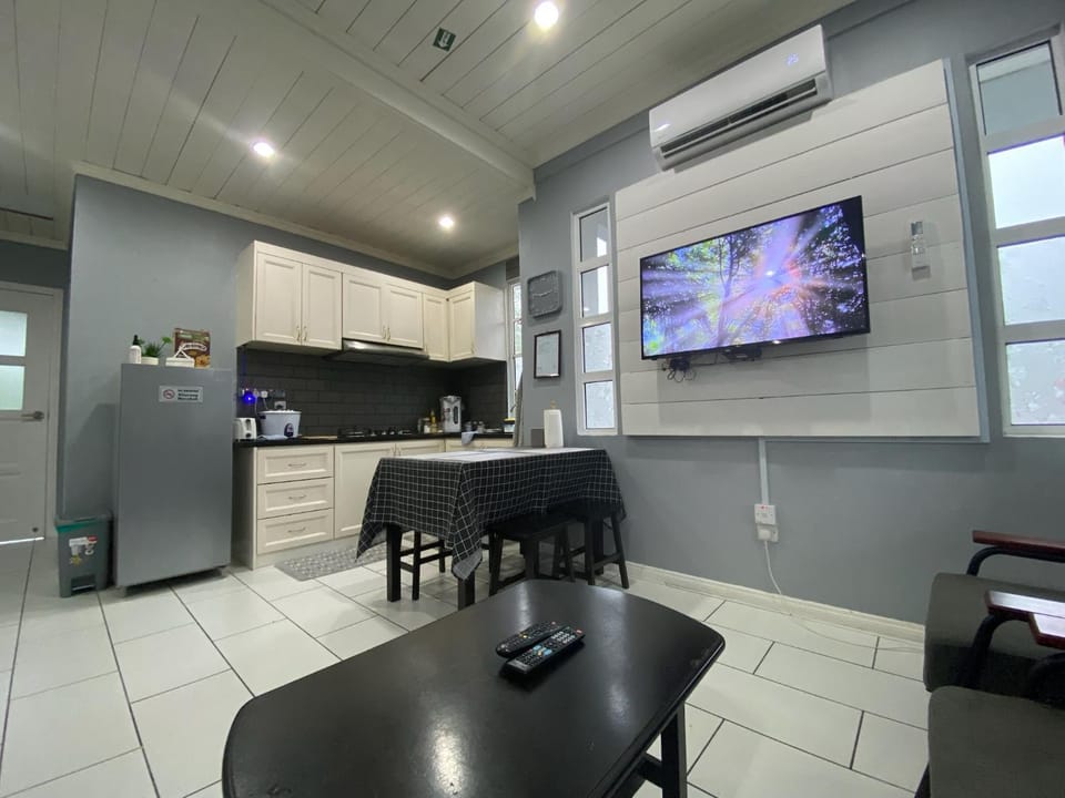 TV and multimedia, Kitchen or kitchenette, Dining area, Evening entertainment, stove
