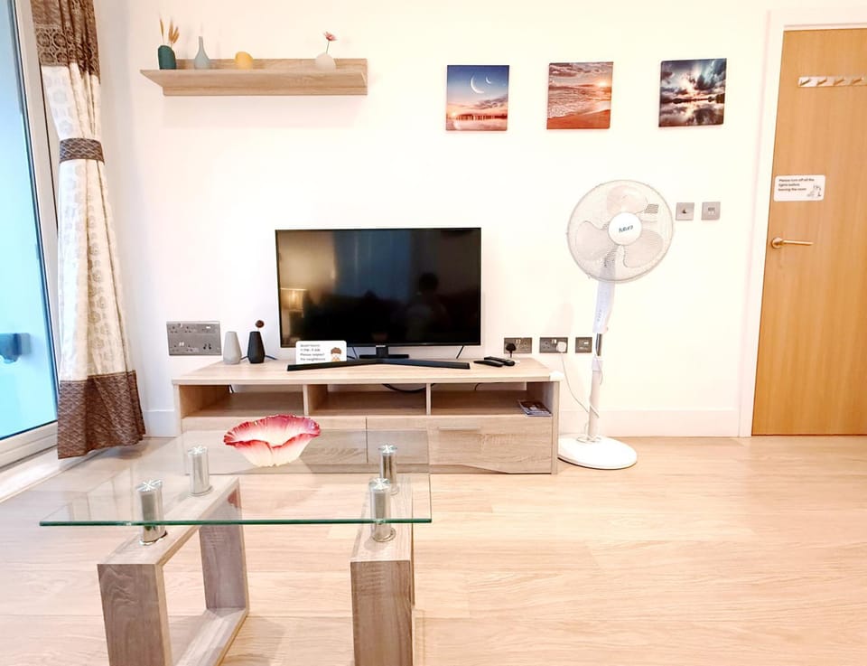 Communal lounge/ TV room, TV and multimedia, Living room, Evening entertainment, Entertainment