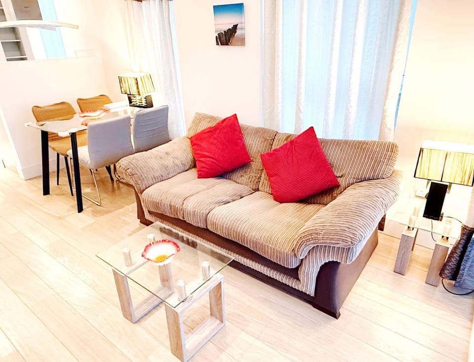 Living room, Dining area, Diving, Entertainment