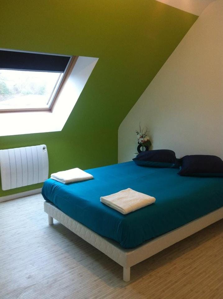 2 chambres doubles, 1chambre 4 lits simples, Salle de bains avec balnéo thérapie Vacation rental in Brittany
