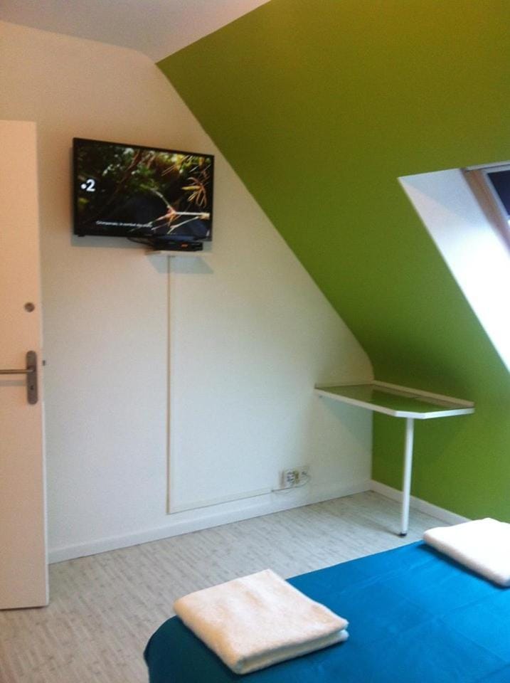 2 chambres doubles, 1chambre 4 lits simples, Salle de bains avec balnéo thérapie Vacation rental in Brittany