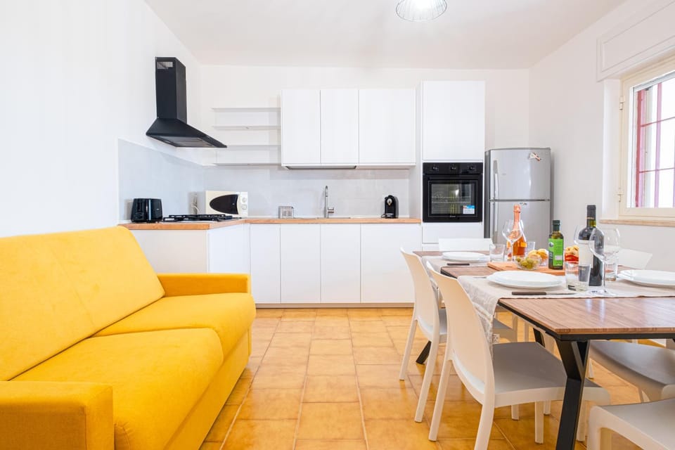 Coffee/tea facilities, Kitchen or kitchenette, Living room, minibar, pet friendly, stove