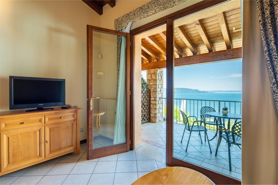 Kitchen or kitchenette, Dining area, Lake view