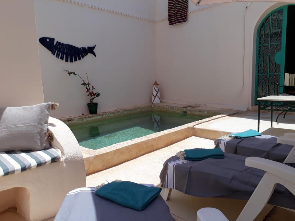 Swimming pool, sunbed