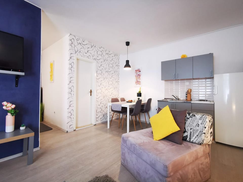 TV and multimedia, Kitchen or kitchenette, Living room, Seating area, Dining area