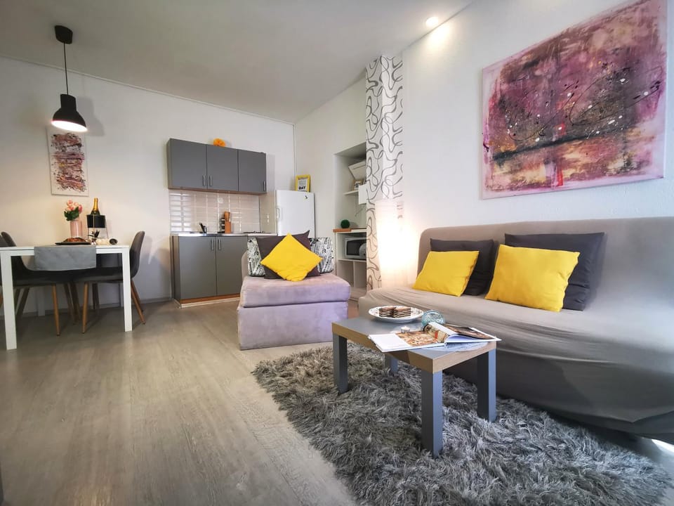 Kitchen or kitchenette, Living room, Seating area, Dining area
