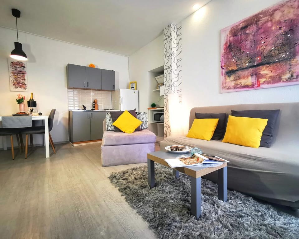 Kitchen or kitchenette, Living room, Seating area, Dining area, minibar