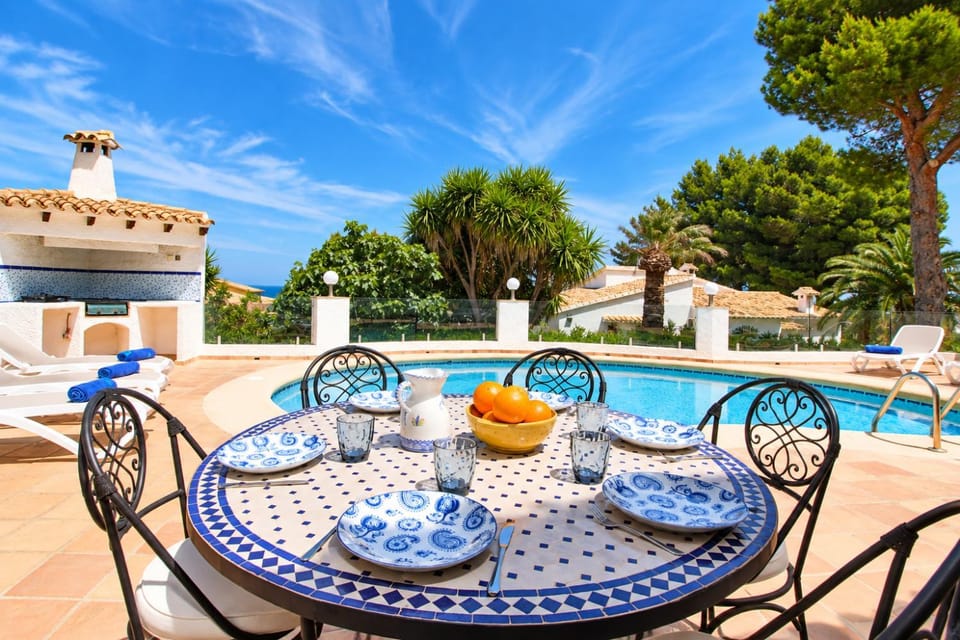 Property building, Garden, Dining area, Garden view, Pool view, Swimming pool, sunbed