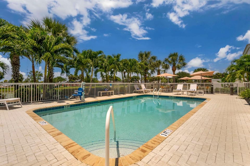 Pool view, Swimming pool, sunbed