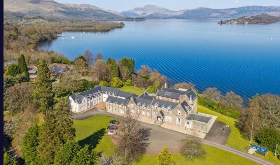 Property building, Day, Natural landscape, Lake view, Mountain view