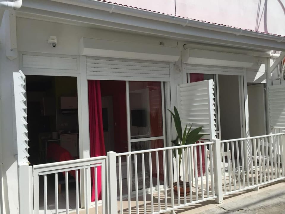 Facade/entrance, Balcony/Terrace