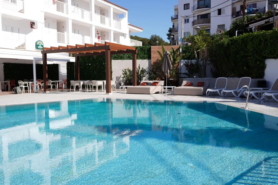 Pool view, Swimming pool, sunbed