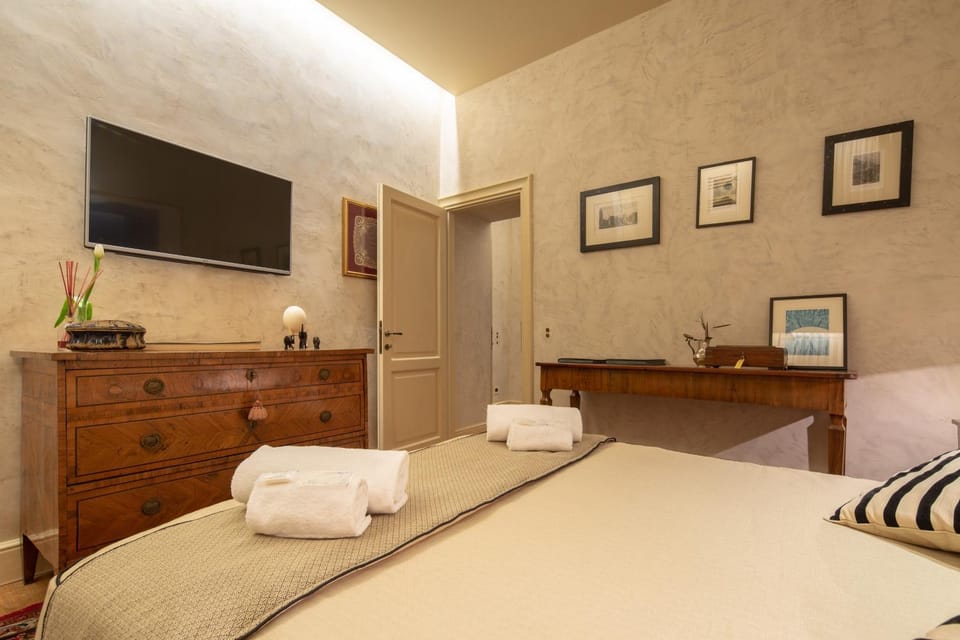 Bed, TV and multimedia, Photo of the whole room, Bedroom, towels
