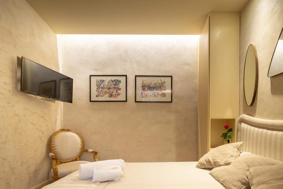 Bed, TV and multimedia, Photo of the whole room, Bedroom, towels