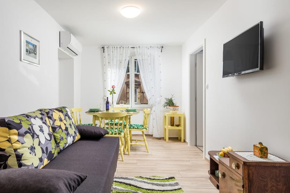 TV and multimedia, Seating area, Dining area