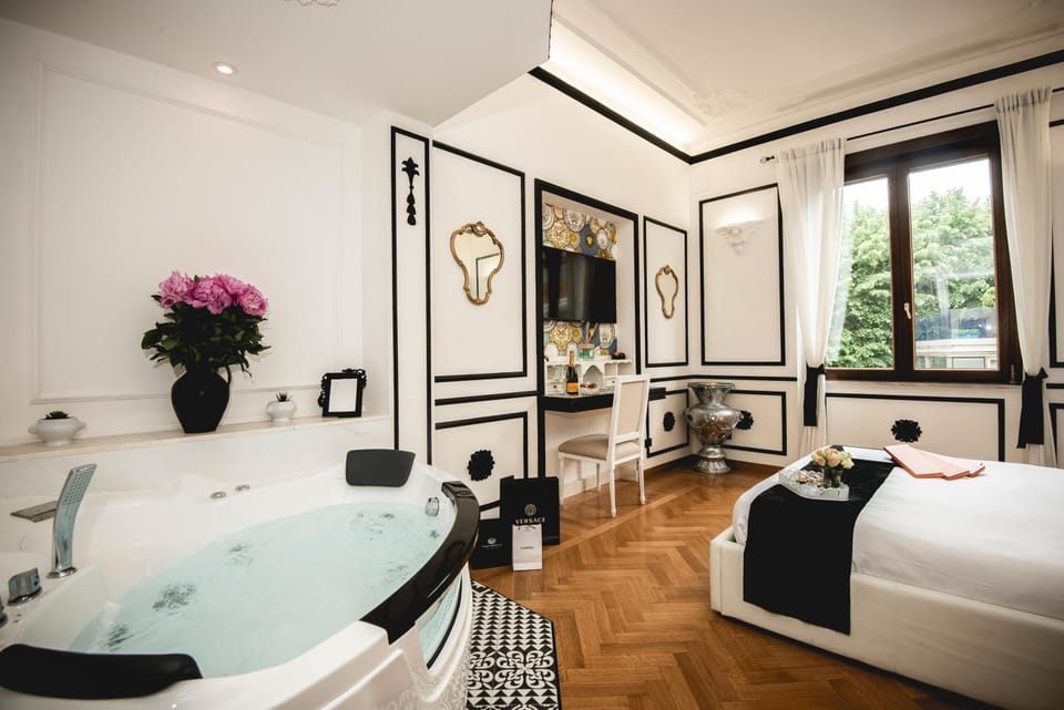 Hot Tub, Photo of the whole room, Bedroom