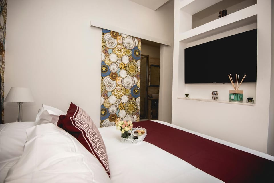 Bed, TV and multimedia, Photo of the whole room, Bedroom