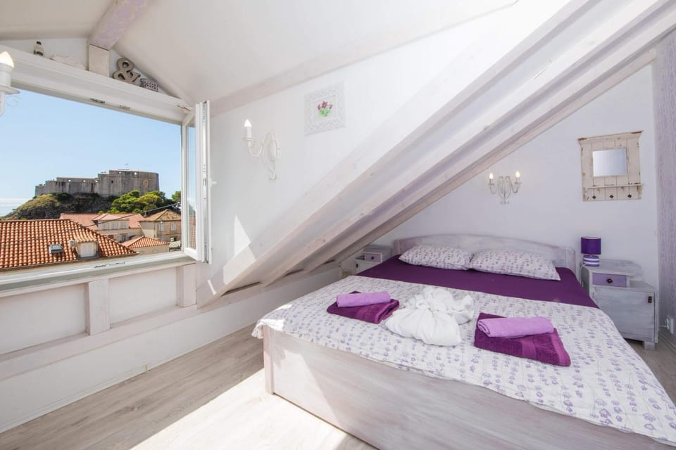 Bed, Bedroom, City view, Sea view, Inner courtyard view