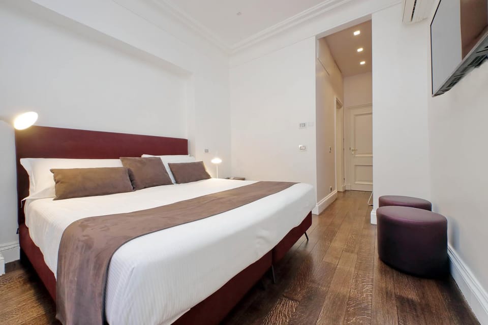 Bed, TV and multimedia, Photo of the whole room, Bedroom