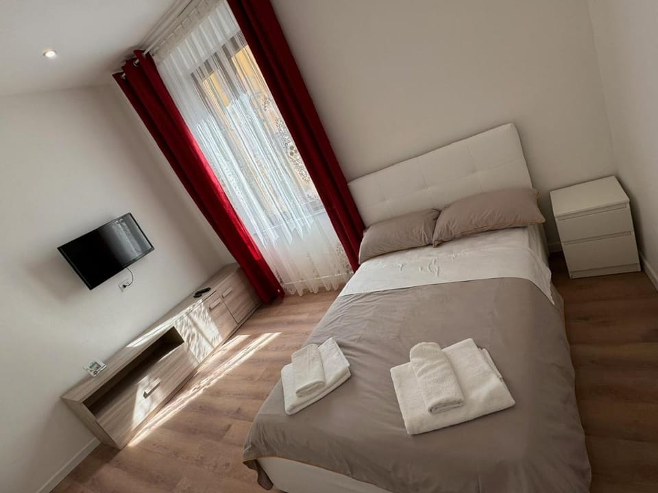 Station & Airport Bed and Breakfast in Pisa