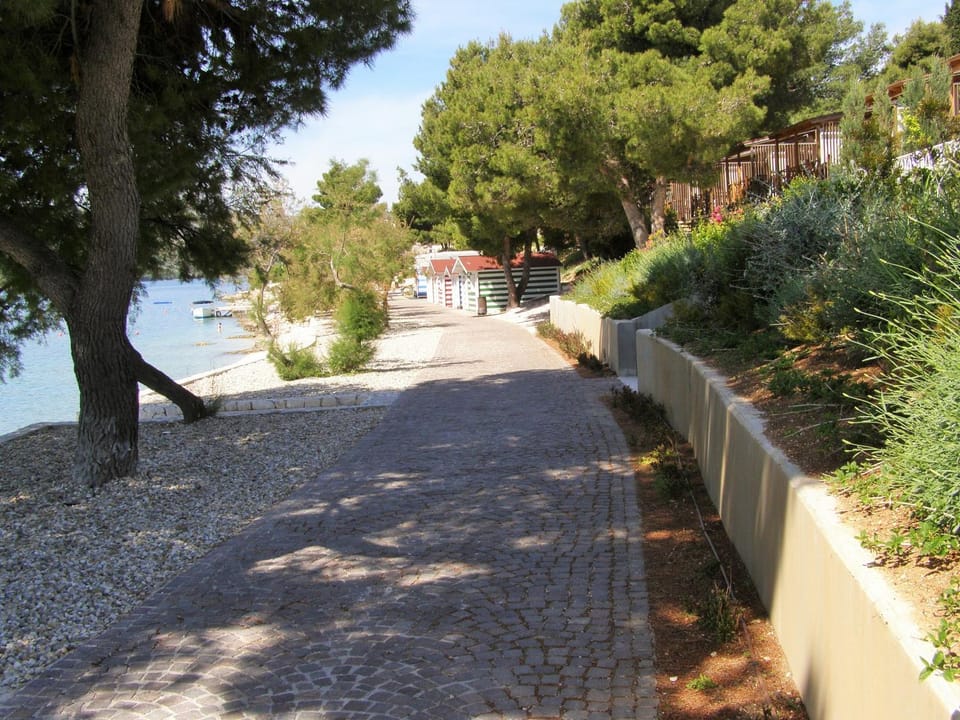 Off site, Neighbourhood, Natural landscape, Beach, Hiking, Evening entertainment, Entertainment