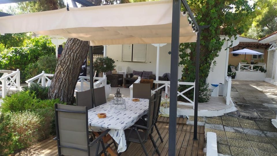 Property building, Patio, Day, Garden, Seating area, Garden view