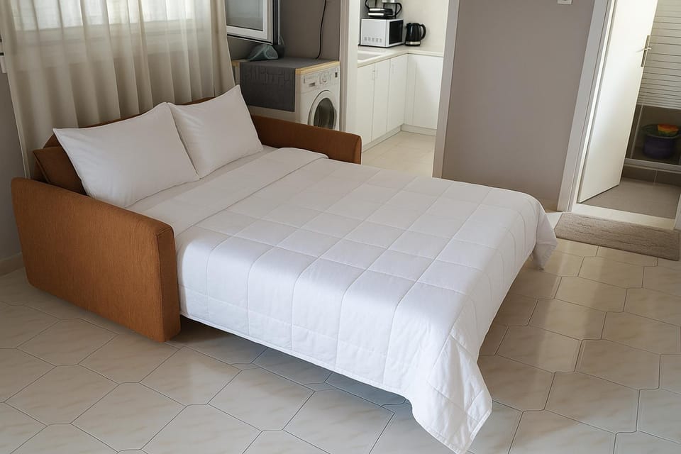 Bed, Living room, room service