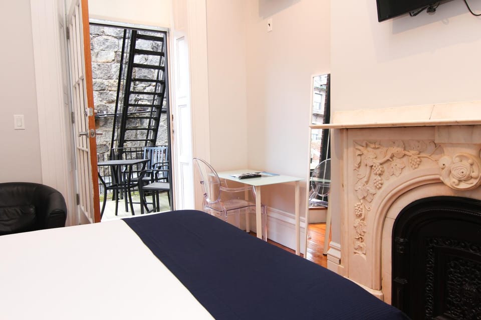 Bed, TV and multimedia, View (from property/room), Balcony/Terrace, Seating area, Bedroom